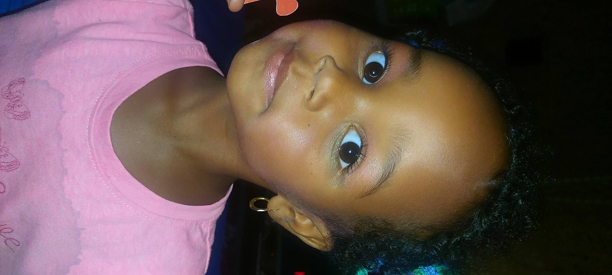 Mélia a rejoint le concours — aidez-le/la à gagner de superbes lots ! black_hair, cheek, chest, chin, ear, eye, eyebrow, eyelash, forehead, gesture, happy, iris, jaw, lip, mouth, neck, nose, person, skin, smile