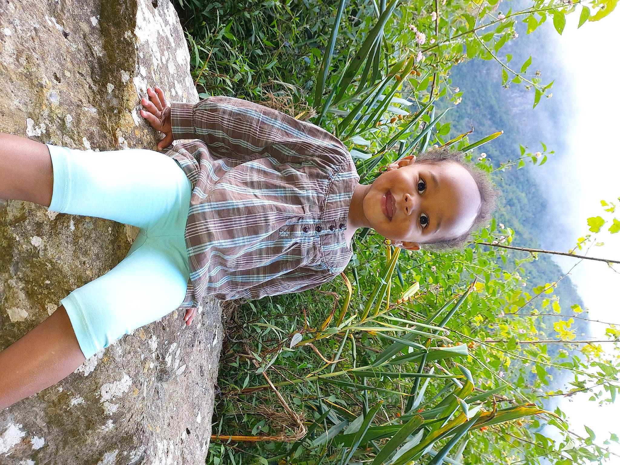 Mélia a rejoint le concours — aidez-le/la à gagner de superbes lots ! adaptation, botany, branch, fun, grass, grass_family, happy, hat, joy, leaf, leisure, organism, people_in_nature, person, plant, sky, smile, spring, thigh, tree