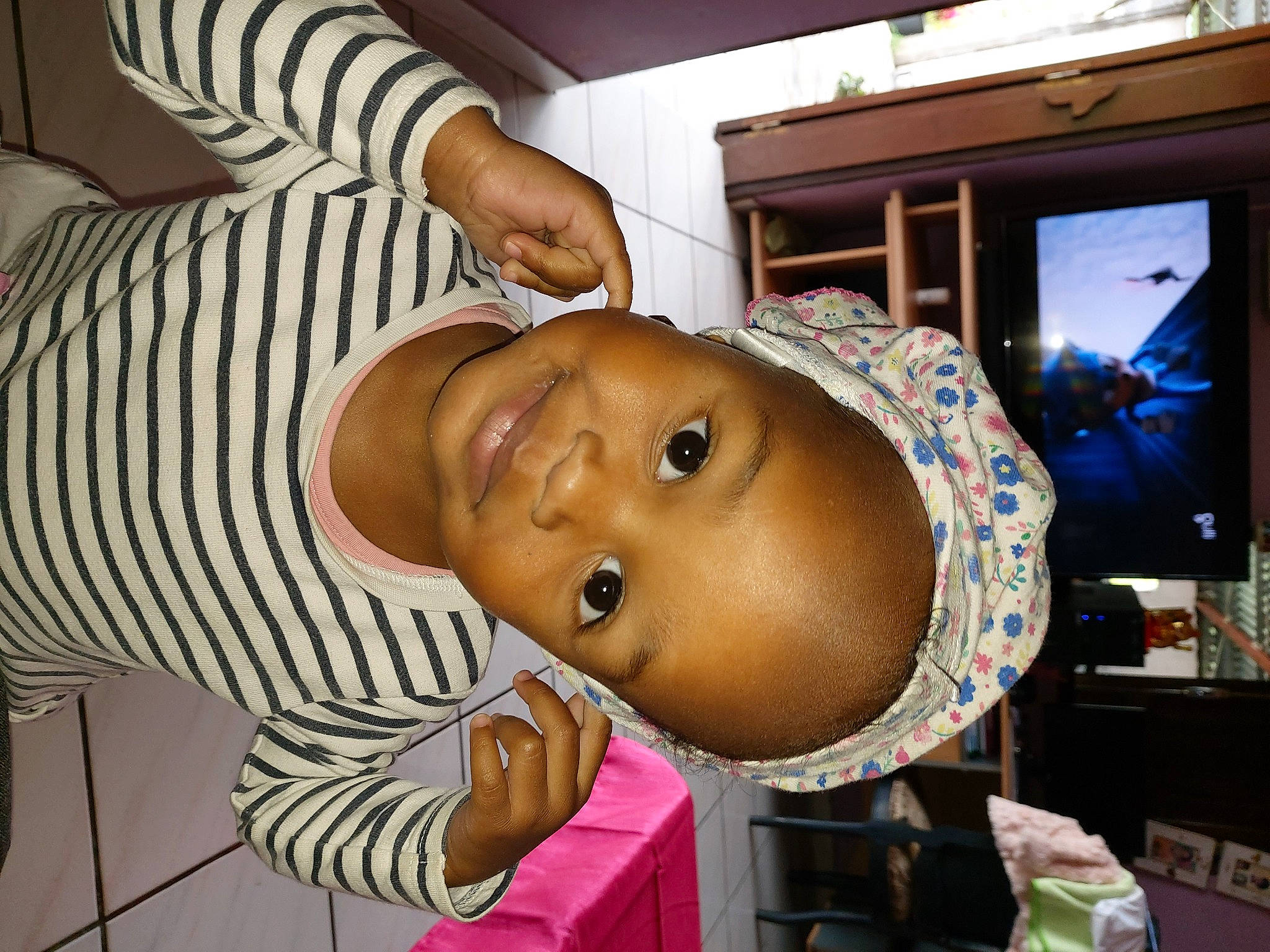 Mélia participe au concours pour gagner de l'argent avec cette photo : baby, cheek, chest, child, eyebrow, eyelash, forehead, fun, happy, hat, jaw, lip, nose, person, picture_frame, room, smile, sun_hat, t_shirt, thumb