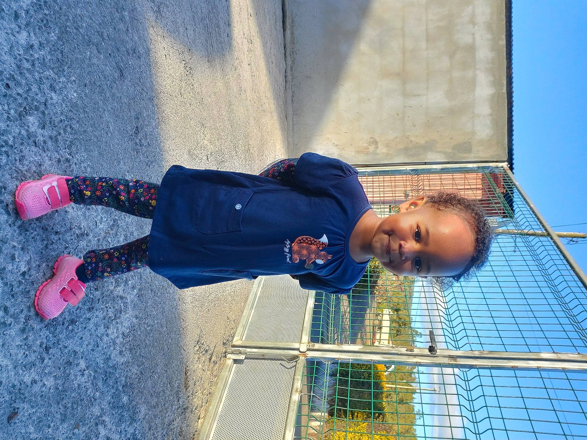 Mélia participe au concours pour gagner de l'argent avec cette photo : asphalt, azure, blue, carmine, city, composite_material, concrete, electric_blue, fun, joy, leisure, mesh, person, shadow, sky, street_fashion, tints_and_shades, toddler, walking_shoe, wall