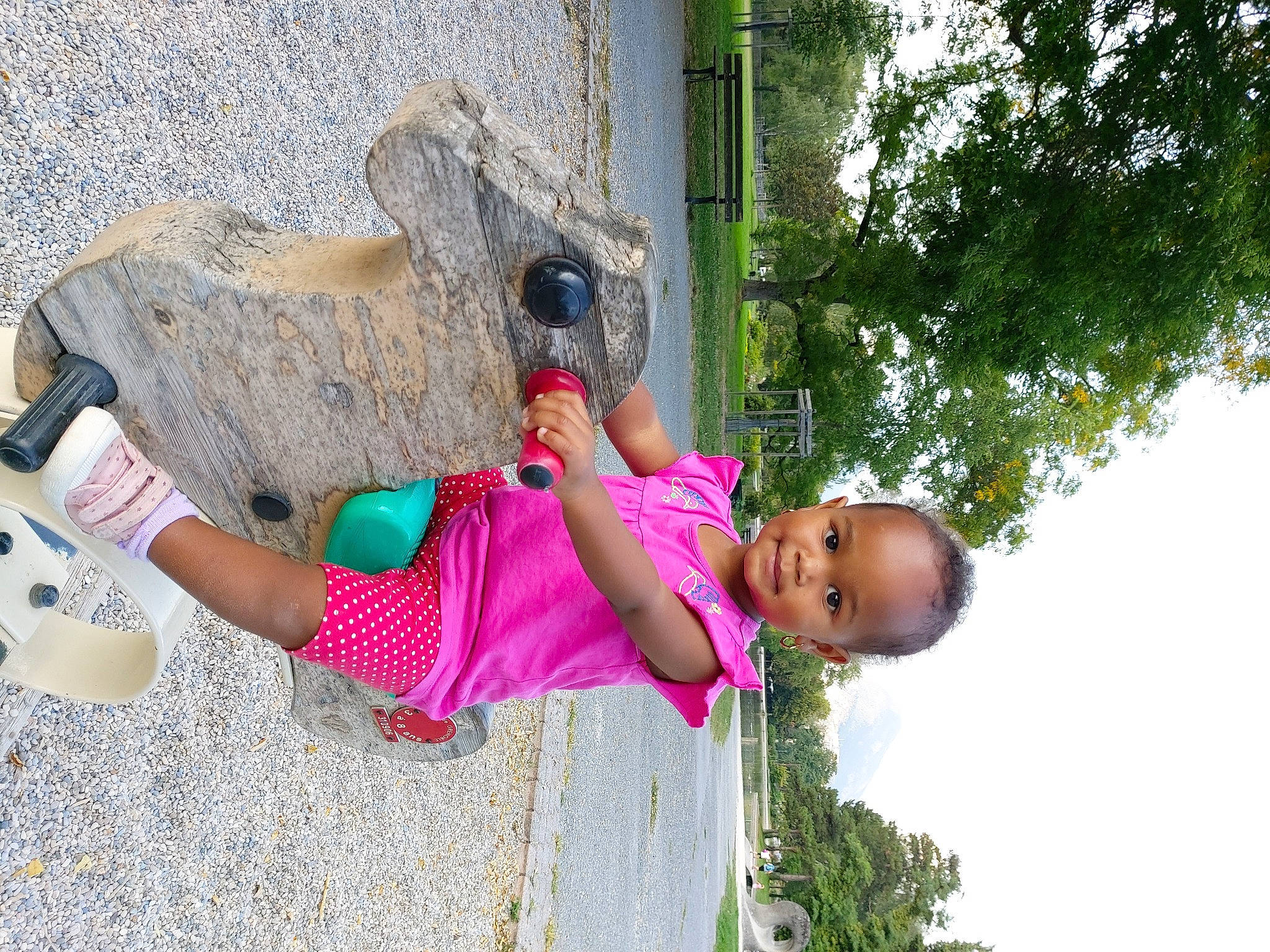 Mélia a rejoint le concours — aidez-le/la à gagner de superbes lots ! child, concrete, fun, happy, joy, leisure, magenta, people_in_nature, person, plant, play, recreation, sandal, sky, soil, thigh, toddler, tree, vacation