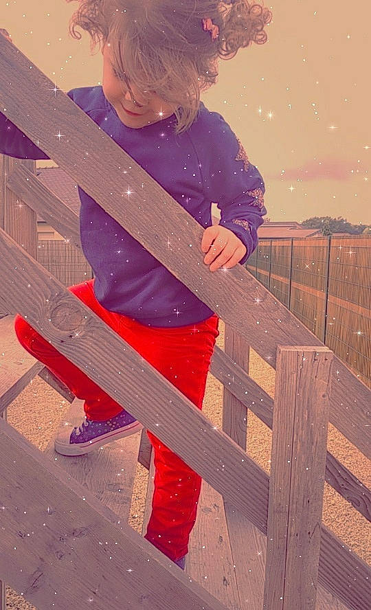 Tyhana a rejoint le concours — aidez-le/la à gagner de superbes lots ! carmine, electric_blue, fence, fun, happy, human_leg, illustration, magenta, pattern, people_in_nature, person, pink, shadow, sitting, sky, tints_and_shades, toddler, violet, wall, winter