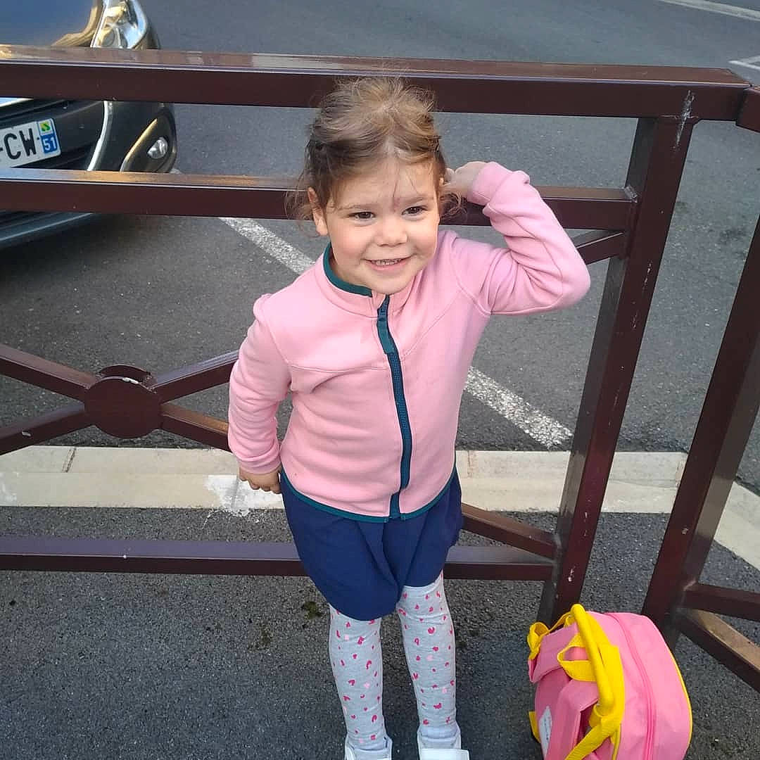 Tyhana a rejoint le concours — aidez-le/la à gagner de superbes lots ! baby_toddler_clothing, boats_and_boating_equipment_and_supplies, child, electric_blue, fun, happy, joy, knee, leisure, magenta, person, pink, public_space, purple, recreation, sleeve, smile, standing, toddler, toy