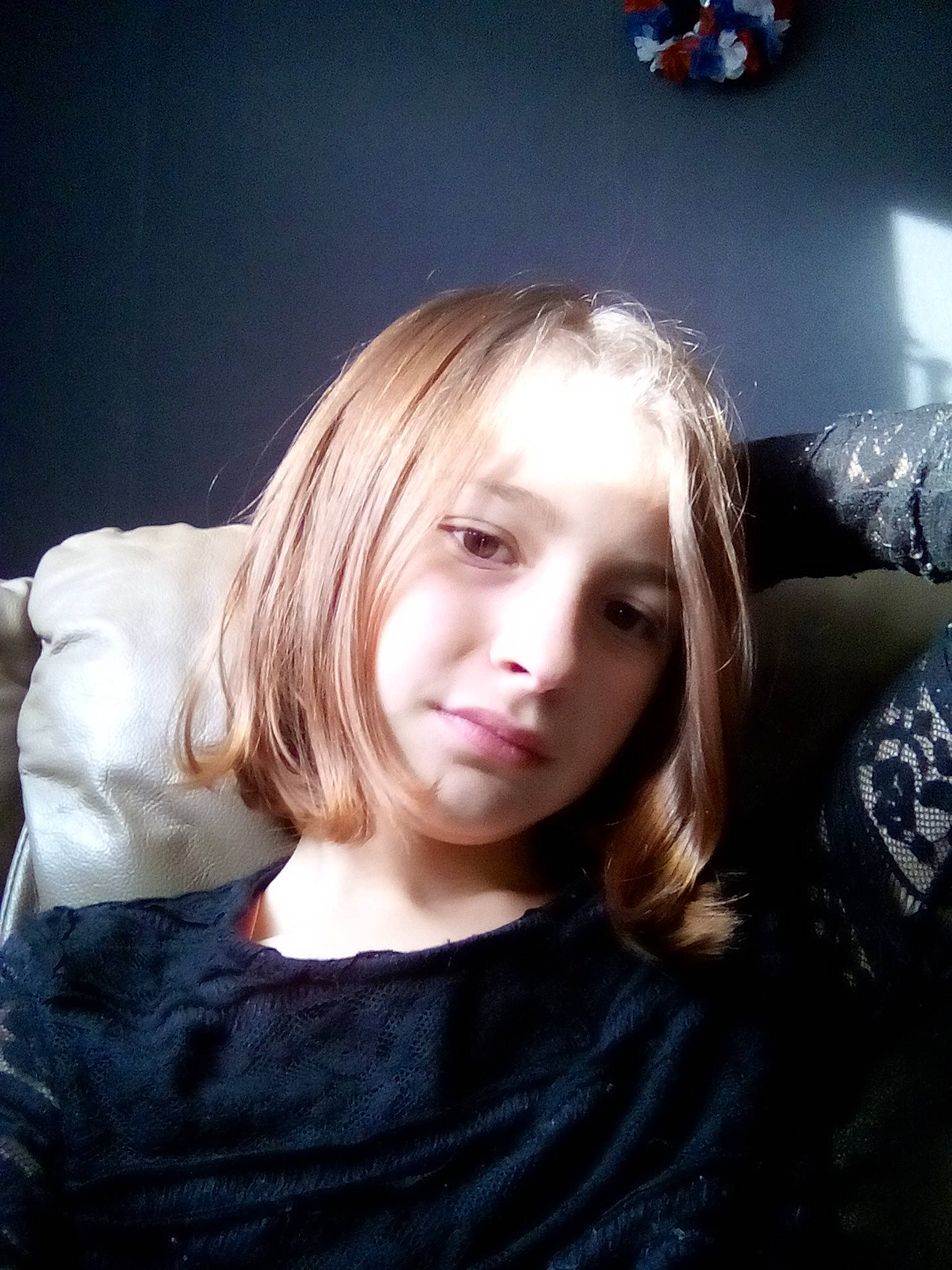 Lila participe au concours pour gagner de l'argent avec cette photo : bangs, beauty, black_hair, blond, brown_hair, forehead, girl, hair, hair_coloring, hairstyle, head, human_hair_color, long_hair, person, portrait, selfie