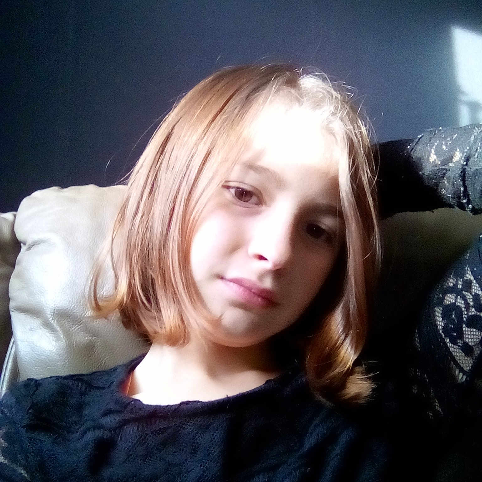 Lila participe au concours pour gagner de l'argent avec cette photo : bangs, beauty, black_hair, blond, brown_hair, forehead, girl, hair, hair_coloring, hairstyle, head, human_hair_color, long_hair, person, portrait, selfie