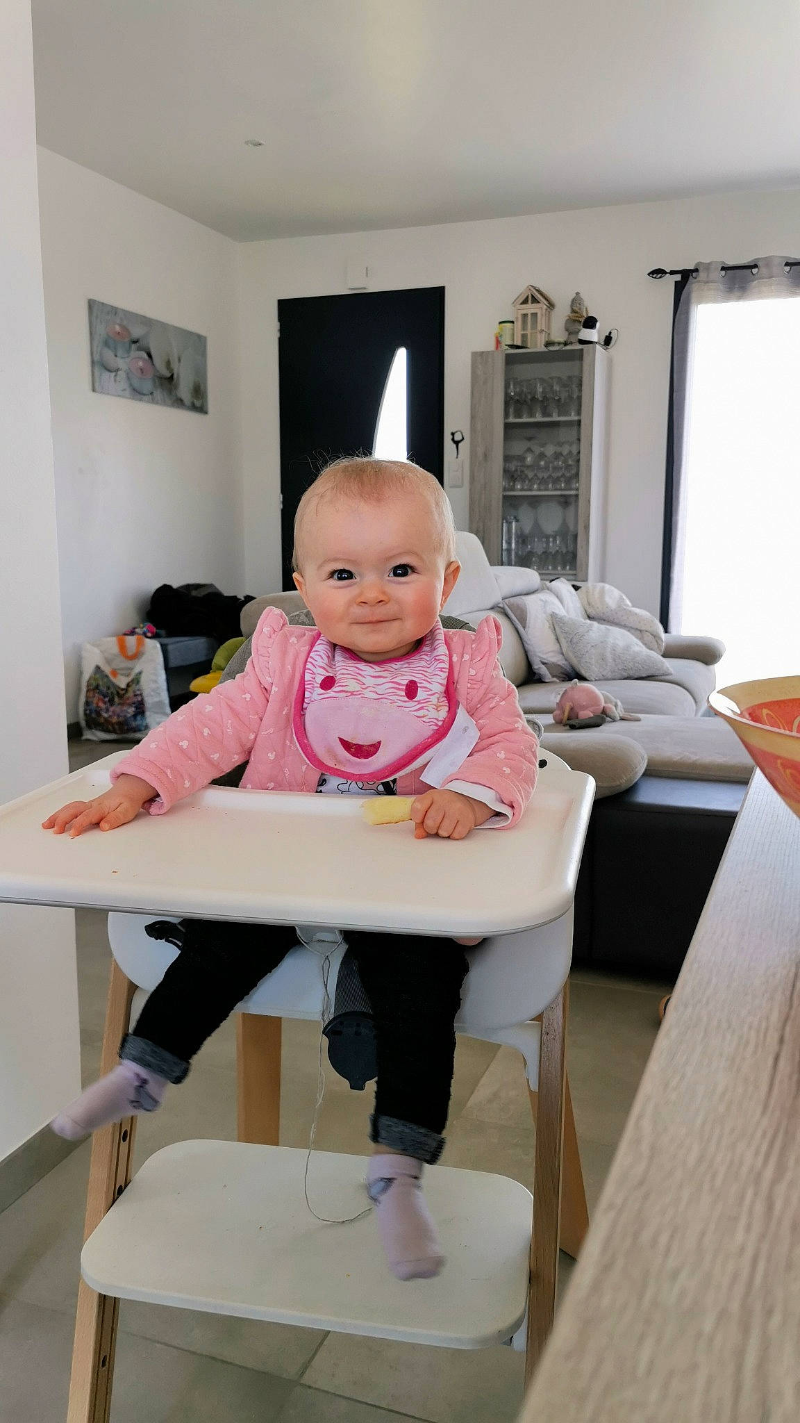 Lyhana participe au concours pour gagner de l'argent avec cette photo : baby, baby_toddler_clothing, chair, comfort, flooring, jeans, knee, leg, person, picture_frame, pink, purple, shorts, sitting, sleeve, sneakers, sock, t_shirt, table, toddler