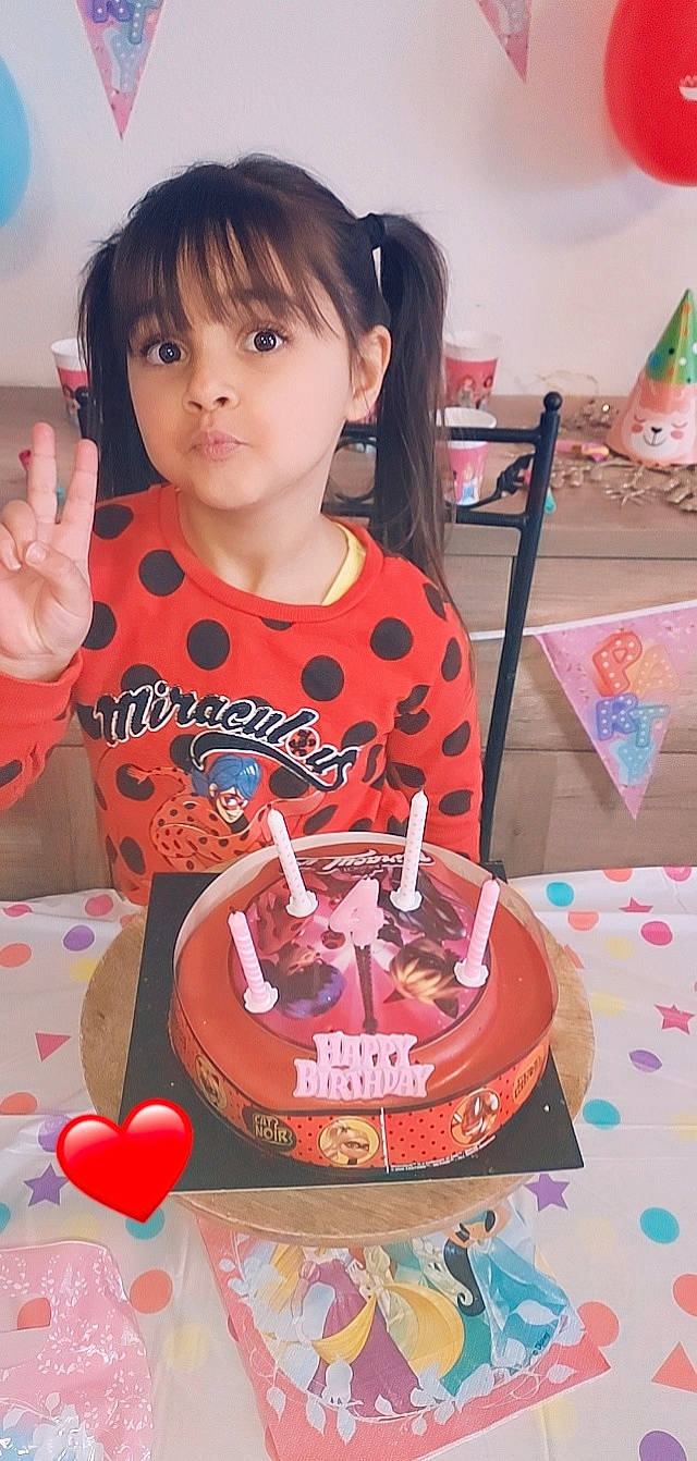 Angélina participe au concours pour gagner de l'argent avec cette photo : baked_goods, birthday, birthday_cake, cake, cake_decorating, cake_decorating_supply, chair, child, cuisine, event, face, food, ingredient, person, pink, plate, sugar_cake, sweetness, table, tableware