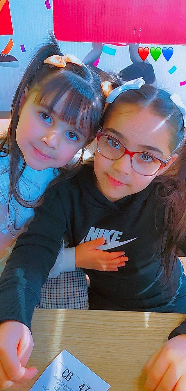 Angélina participe au concours pour gagner de l'argent avec cette photo : blue, child, event, eye, eyewear, facial_expression, fun, glasses, hair, hairstyle, happy, joy, leisure, person, photograph, recreation, skin, smile, snapshot, t_shirt