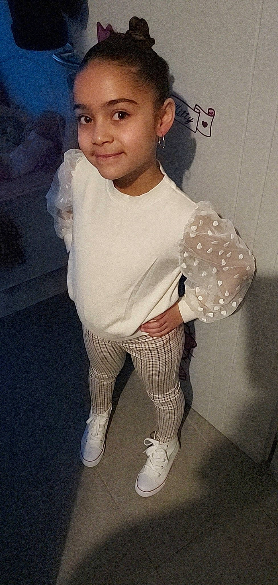 Rose Marie participe au concours pour gagner de l'argent avec cette photo : black_hair, chest, cool, dress, elbow, eyelash, fashion_design, flash_photography, head, human_body, human_leg, jewellery, joy, knee, leg, neck, person, shoulder, sleeve, thigh