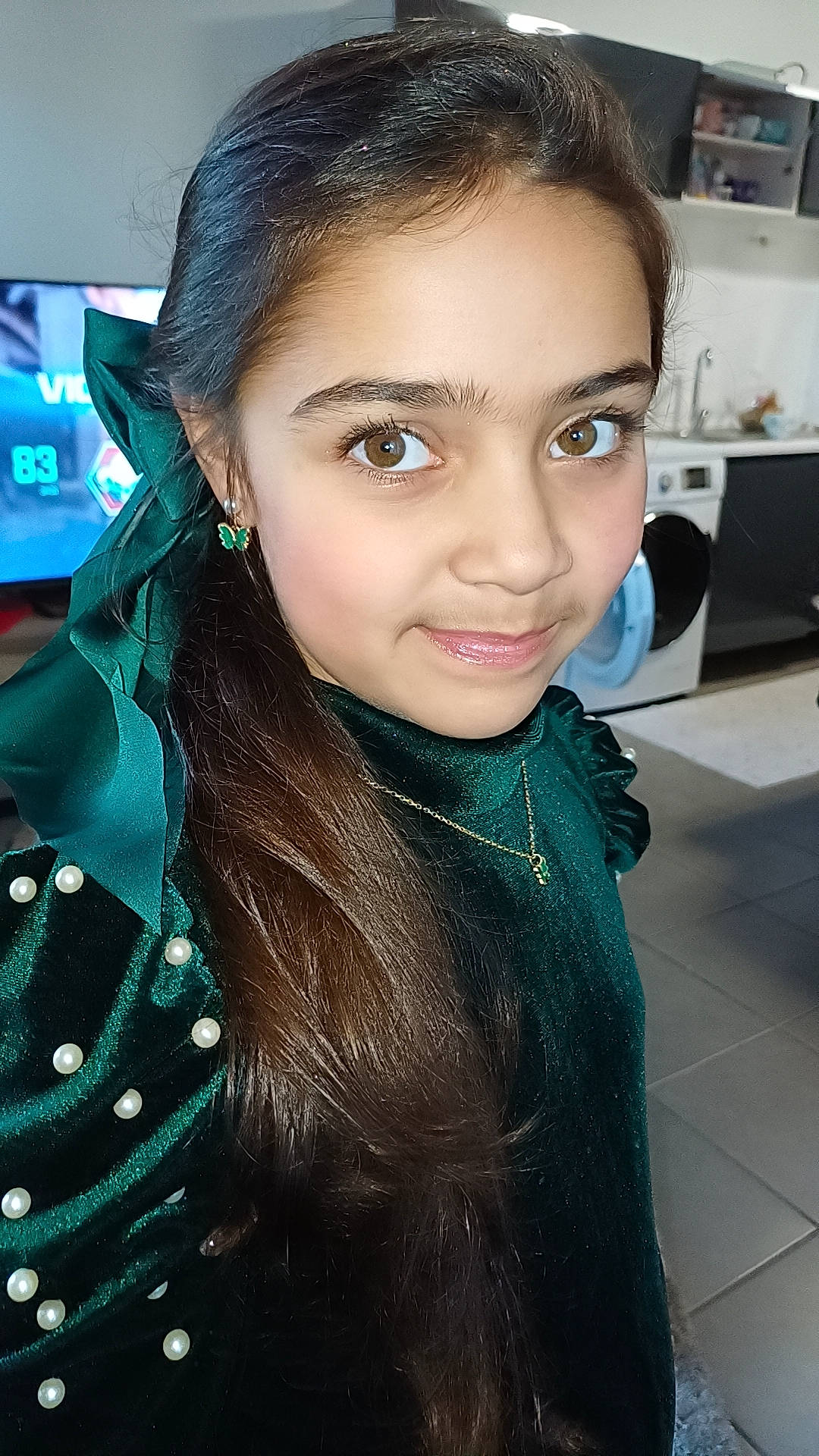 Rose Marie a rejoint le concours — aidez-le/la à gagner de superbes lots ! bangs, black_hair, brown_hair, earrings, electric_blue, eyelash, fashion_accessory, fashion_design, flash_photography, fur, hair_coloring, happy, jaw, jewellery, joy, lip, long_hair, makeover, pattern, person