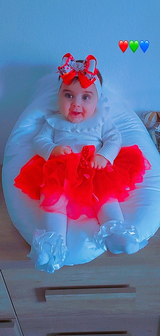 Rita a rejoint le concours — aidez-le/la à gagner de superbes lots ! art, blue, carmine, costume, electric_blue, entertainment, fashion_accessory, fashion_design, feather, fun, glove, goggles, hair_accessory, headgear, headpiece, headwear, magenta, person, petal, pink