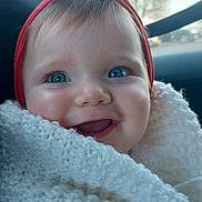 Caliopé a rejoint le concours — aidez-le/la à gagner de superbes lots ! baby, blanket, blue_eyes, bow, car_interior, child, closeup, cozy, cute, face, happy, headwear, infant, knit, person, portrait, red_headband, smiling, warm, young_child