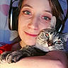 Cassie Et Clochette a rejoint le concours — aidez-le/la à gagner de superbes lots ! affection, arm, casual, cat, closeup, comfort, face, feline, headphones, hugging, human, indoor, light, long_hair, pet, portrait, relaxed, smile, tabby_cat, woman