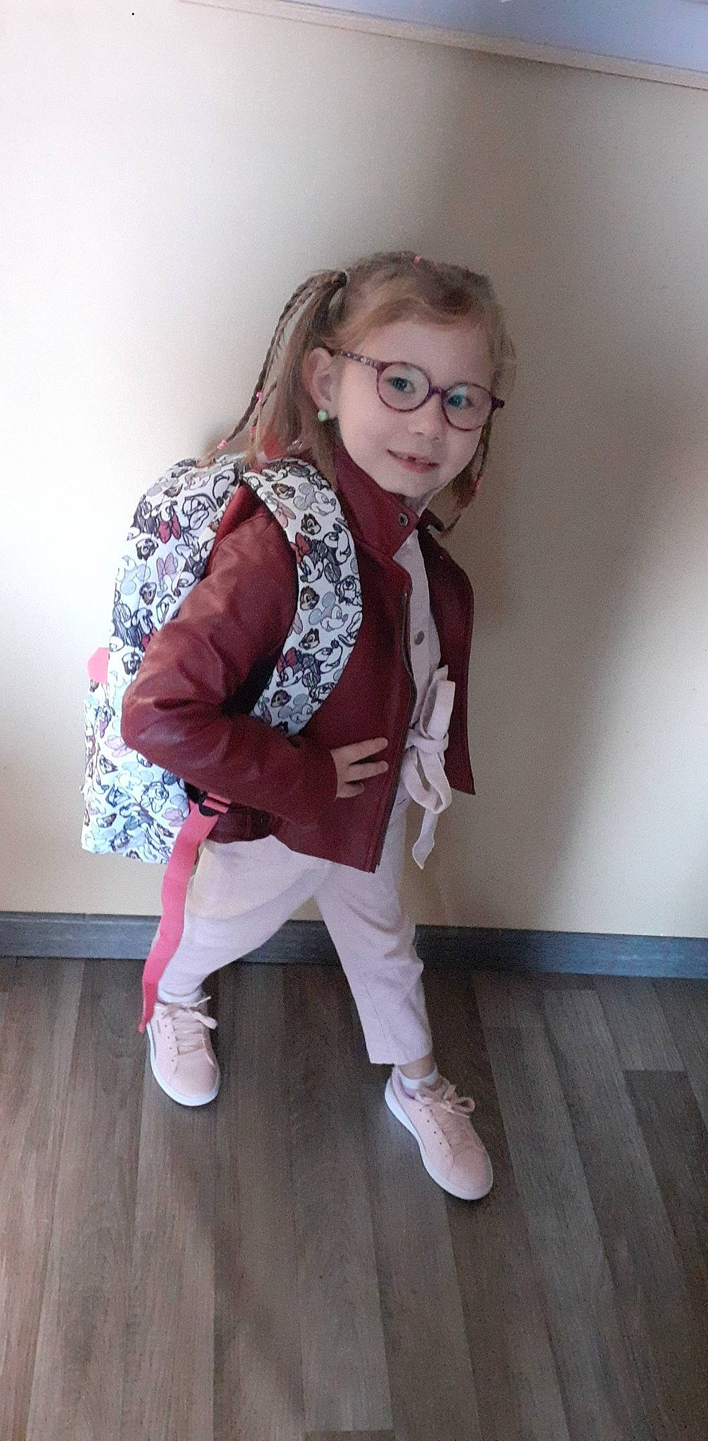 Ivanna a rejoint le concours — aidez-le/la à gagner de superbes lots ! baby_toddler_clothing, blond, eye, eyewear, face, flooring, glasses, hair, happy, hardwood, head, knee, leg, person, shoe, sleeve, smile, thigh, vision_care, white