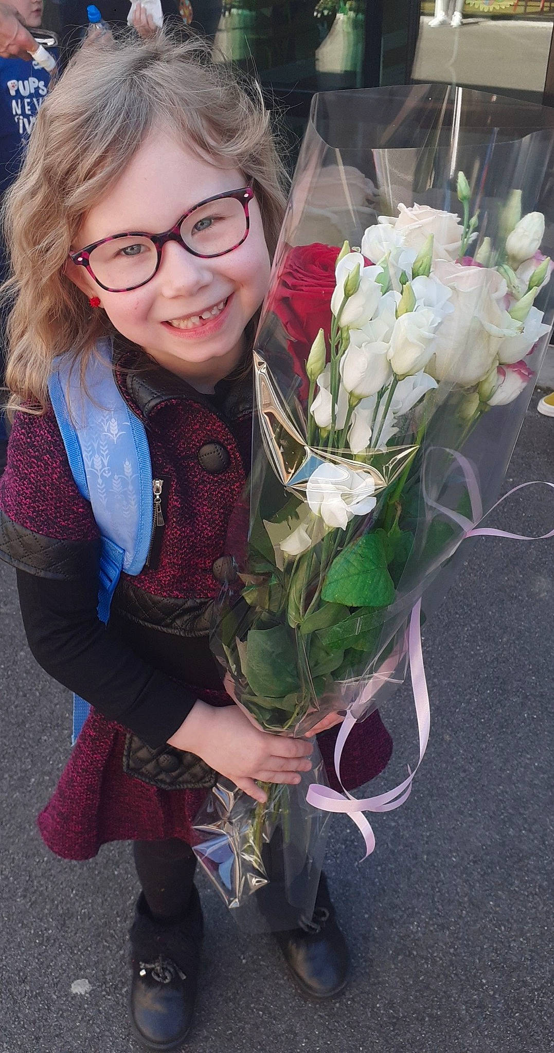Ivanna participe au concours pour gagner de l'argent avec cette photo : blurred, bouquet, creative_arts, cut_flowers, eyewear, floristry, flower, flower_arranging, flowering_plant, glasses, grass, happy, hybrid_tea_rose, iris, joy, person, petal, plant, rose, rose_family