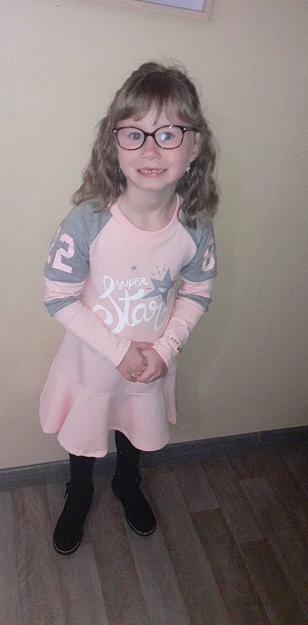 Ivanna a rejoint le concours — aidez-le/la à gagner de superbes lots ! arm, baby_toddler_clothing, cheek, face, glasses, hairstyle, head, iris, joint, joy, knee, leg, lip, neck, person, shoulder, skin, sleeve, smile, standing