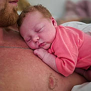 Zelie a rejoint le concours — aidez-le/la à gagner de superbes lots ! adult, baby, beard, chest, closeup, comfort, family, human, indoor, infant, love, newborn, parent, peaceful, pink_clothing, portrait, rest, skin, sleeping, tenderness