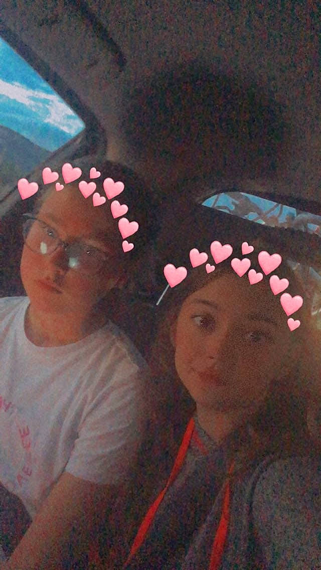 Naomie a rejoint le concours — aidez-le/la à gagner de superbes lots ! art, cap, cool, event, eyebrow, eyewear, face, facial_expression, fashion_accessory, fun, hairstyle, happy, headgear, headpiece, leisure, lip, magenta, mouth, person, pink