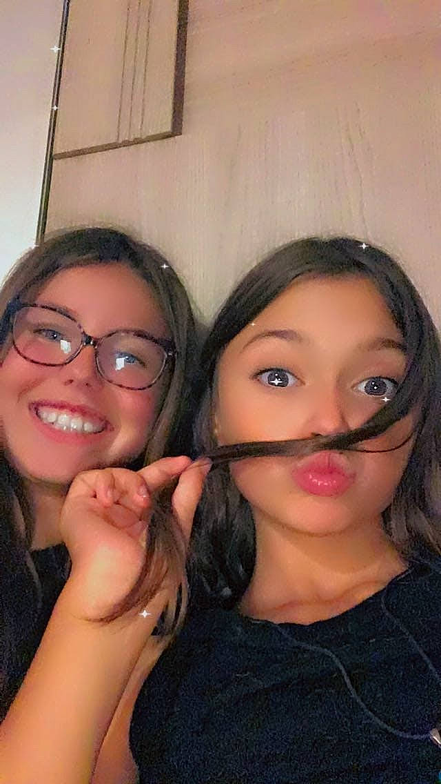 Naomie participe au concours pour gagner de l'argent avec cette photo : cheek, chin, eyebrow, eyelash, eyewear, flash_photography, forehead, glasses, hand, jaw, joy, lip, lipstick, mouth, neck, nose, person, purple, shoulder, skin