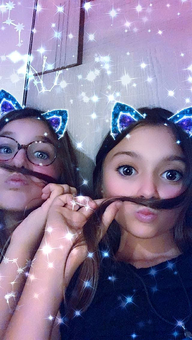 Naomie participe au concours pour gagner de l'argent avec cette photo : black_hair, blue, cool, eye, eyebrow, eyelash, eyewear, flash_photography, fun, gesture, hair, happy, headgear, iris, lip, person, pink, purple, selfie, skin