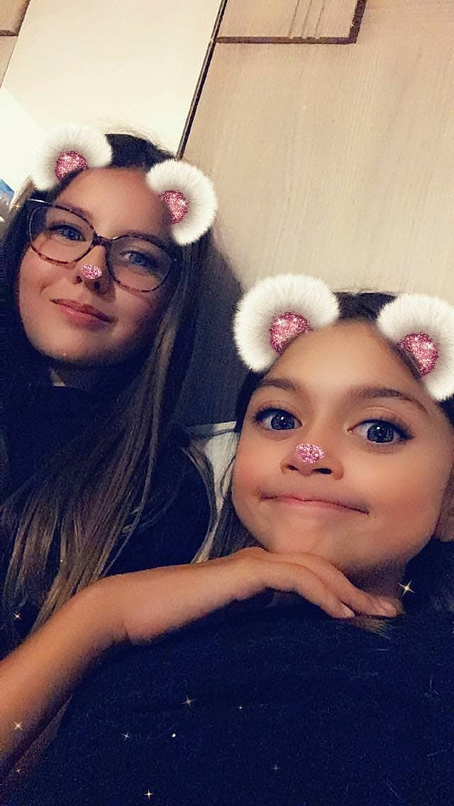 Naomie participe au concours pour gagner de l'argent avec cette photo : chin, dress, ear, eye, eyebrow, eyelash, eyewear, face, flash_photography, glasses, hand, happy, head, headwear, human_body, joy, lip, person, plant, skin