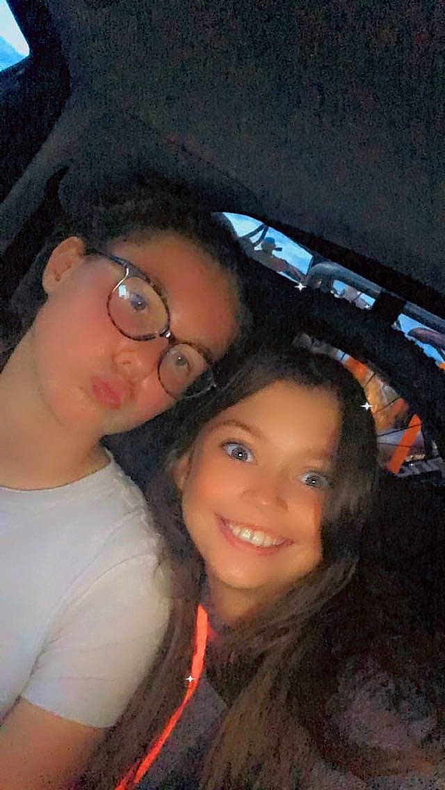 Naomie a rejoint le concours — aidez-le/la à gagner de superbes lots ! black_hair, cheek, chin, cool, eye, eyebrow, eyewear, flash_photography, forehead, glasses, hairstyle, happy, iris, jaw, joy, lip, mouth, nose, person, skin