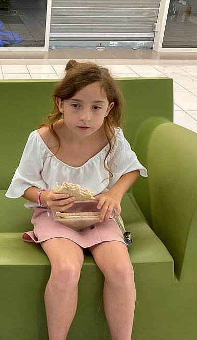 Nelya a rejoint le concours — aidez-le/la à gagner de superbes lots ! abdomen, blond, child, comfort, dress, elbow, face, food, foot, fun, happy, human_leg, joint, knee, neck, person, shorts, sitting, skin, thigh