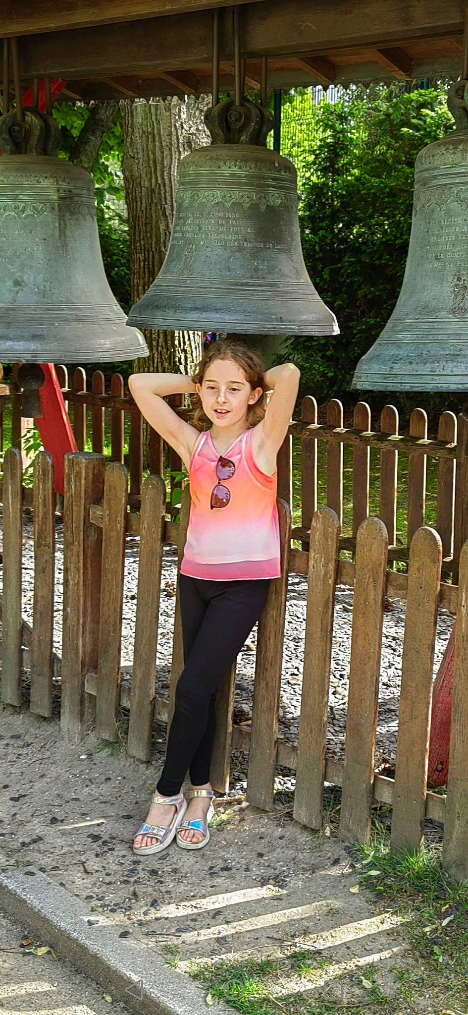 Nelya participe au concours pour gagner de l'argent avec cette photo : bell, botany, church_bell, fence, green, happy, home_fencing, human_body, idiophone, leisure, musical_instrument, organ, people_in_nature, person, plant, sandal, smile, tree, white, wood