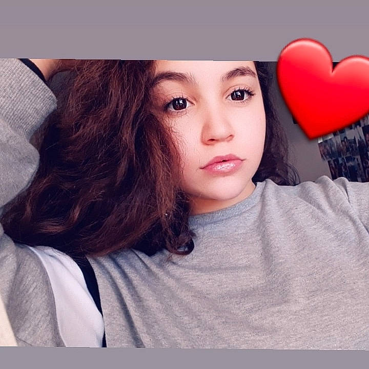 Zina participe au concours pour gagner de l'argent avec cette photo : beauty, brown_hair, cheek, cool, ear, eye, eyebrow, face, forehead, hair, hairstyle, head, headwear, human, lip, nose, organ, person, photography, pink