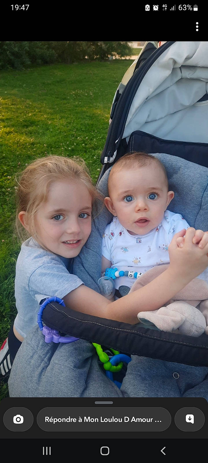 Alexio a rejoint le concours — aidez-le/la à gagner de superbes lots ! baby, baby_toddler_clothing, chair, child, event, eye, fun, grass, hairstyle, happy, head, iris, joy, lap, leisure, people, person, plant, sitting, skin