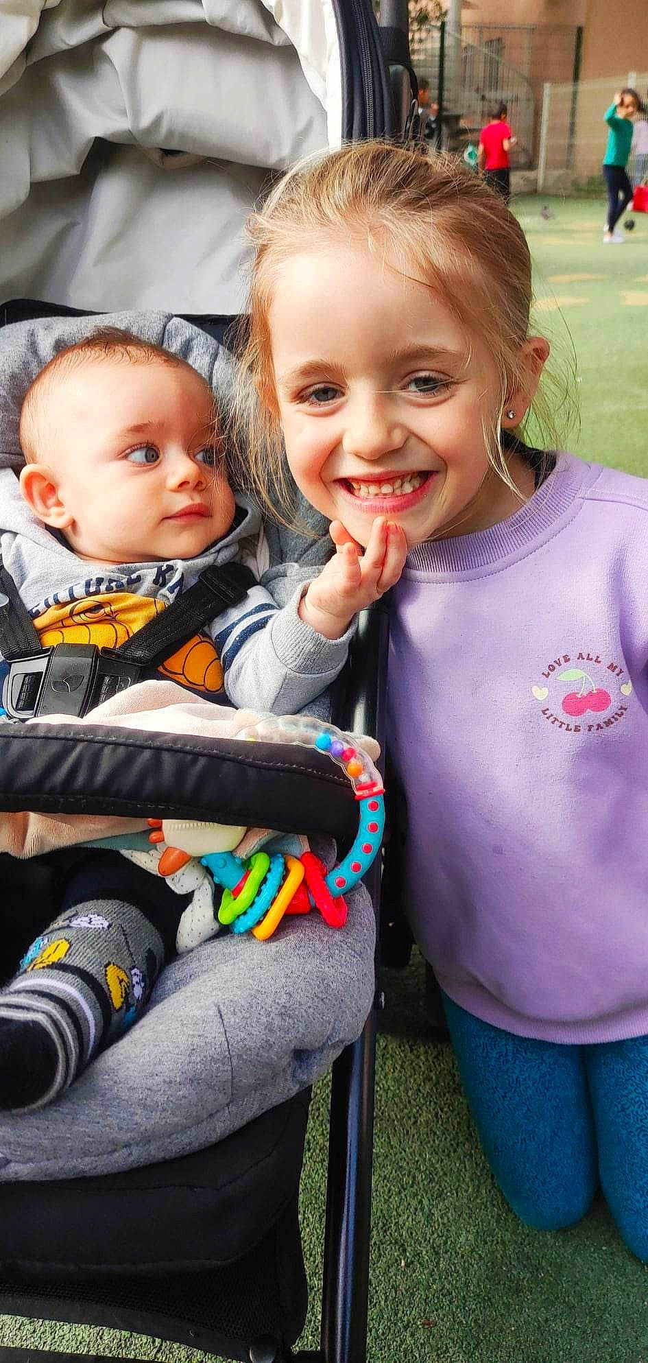 Alexio a rejoint le concours — aidez-le/la à gagner de superbes lots ! baby_toddler_clothing, blond, child, clothing, event, face, facial_expression, fun, gesture, grass, hair, hairstyle, happy, head, iris, joy, leisure, person, skin, smile