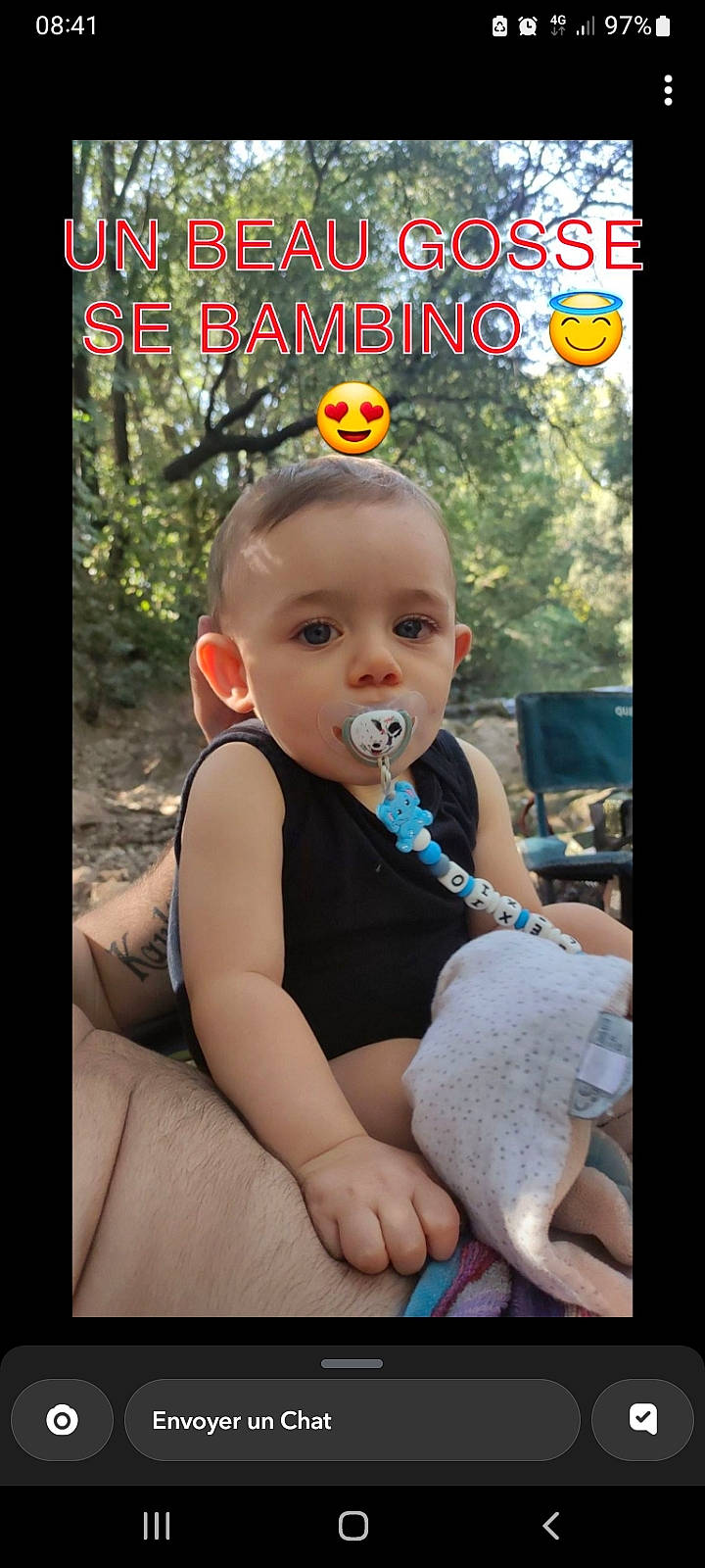 Alexio participe au concours pour gagner de l'argent avec cette photo : baby, baby_products, baby_toddler_clothing, child, eye, font, fun, grass, happy, human_body, logo, person, photo_caption, plant, play, portrait_photography, product, sitting, smile, toddler