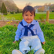 Oussaid participe au concours pour gagner de l'argent avec cette photo : toddler, child, grass, outdoor, park, greenery, sunset, smile, happy, blue_shirt, white_pants, shoes, nature, casual_clothing, young_child, face, portrait, sitting, daylight, scenic