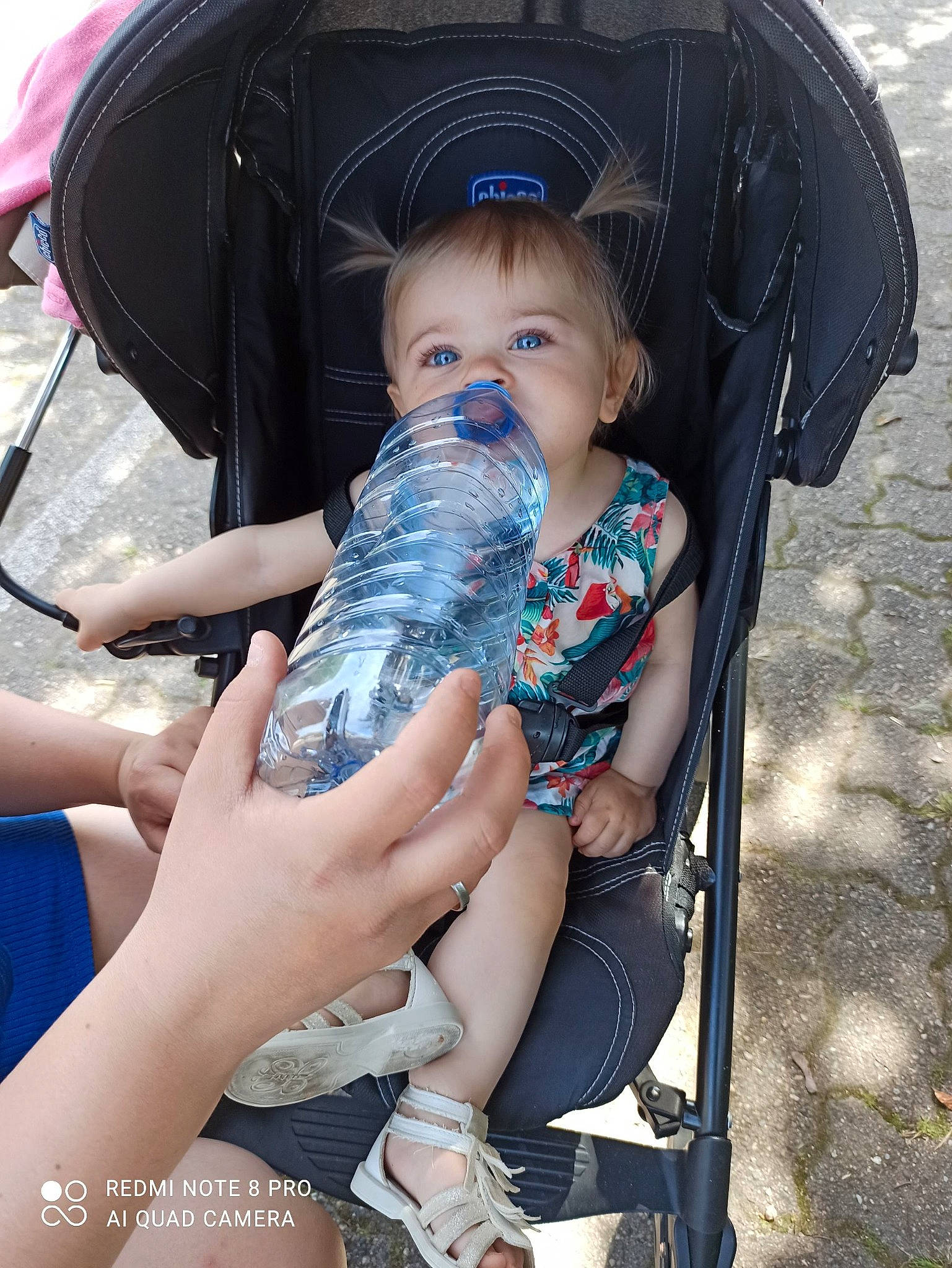 Eva participe au concours pour gagner de l'argent avec cette photo : baby, baby_carriage, baby_toddler_clothing, chair, child, comfort, electric_blue, fashion_accessory, foot, fun, happy, hat, human_leg, leisure, people_in_nature, person, product, sitting, skin, thigh