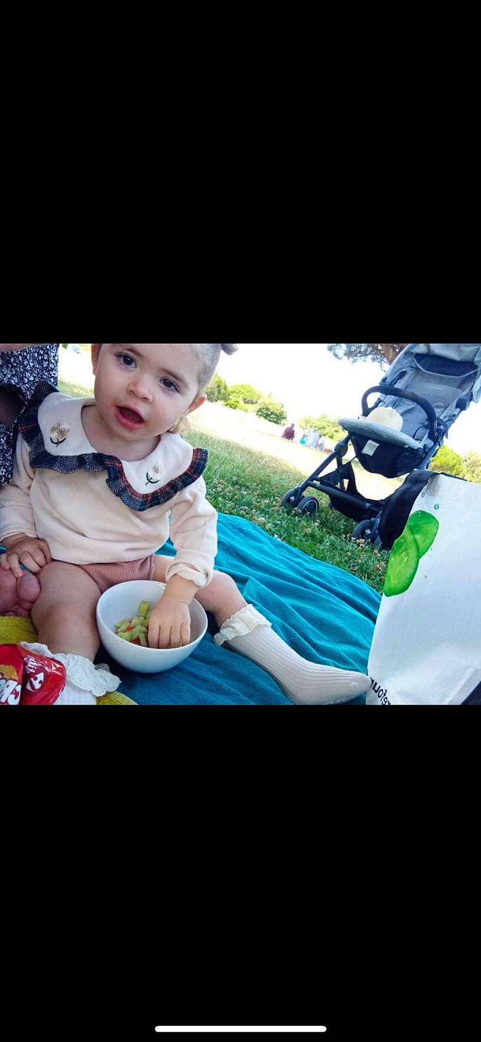 Lyah a rejoint le concours — aidez-le/la à gagner de superbes lots ! baby, baby_carriage, baby_products, bowl, child, comfort_food, electric_blue, food, fun, grass, happy, headwear, leisure, person, plant, play, recreation, sitting, sweetness, tableware