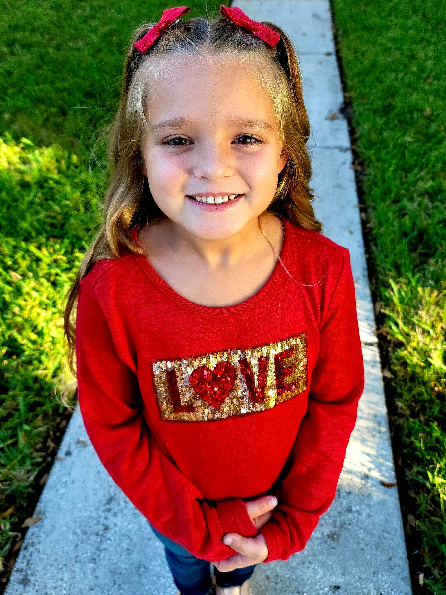 Skylar is registered to the contest to win money with this photo: chin, cool, eye, face, facial_expression, grass, hair, hairstyle, happy, head, human_body, iris, joy, leaf, lip, organ, people_in_nature, person, pink, plant