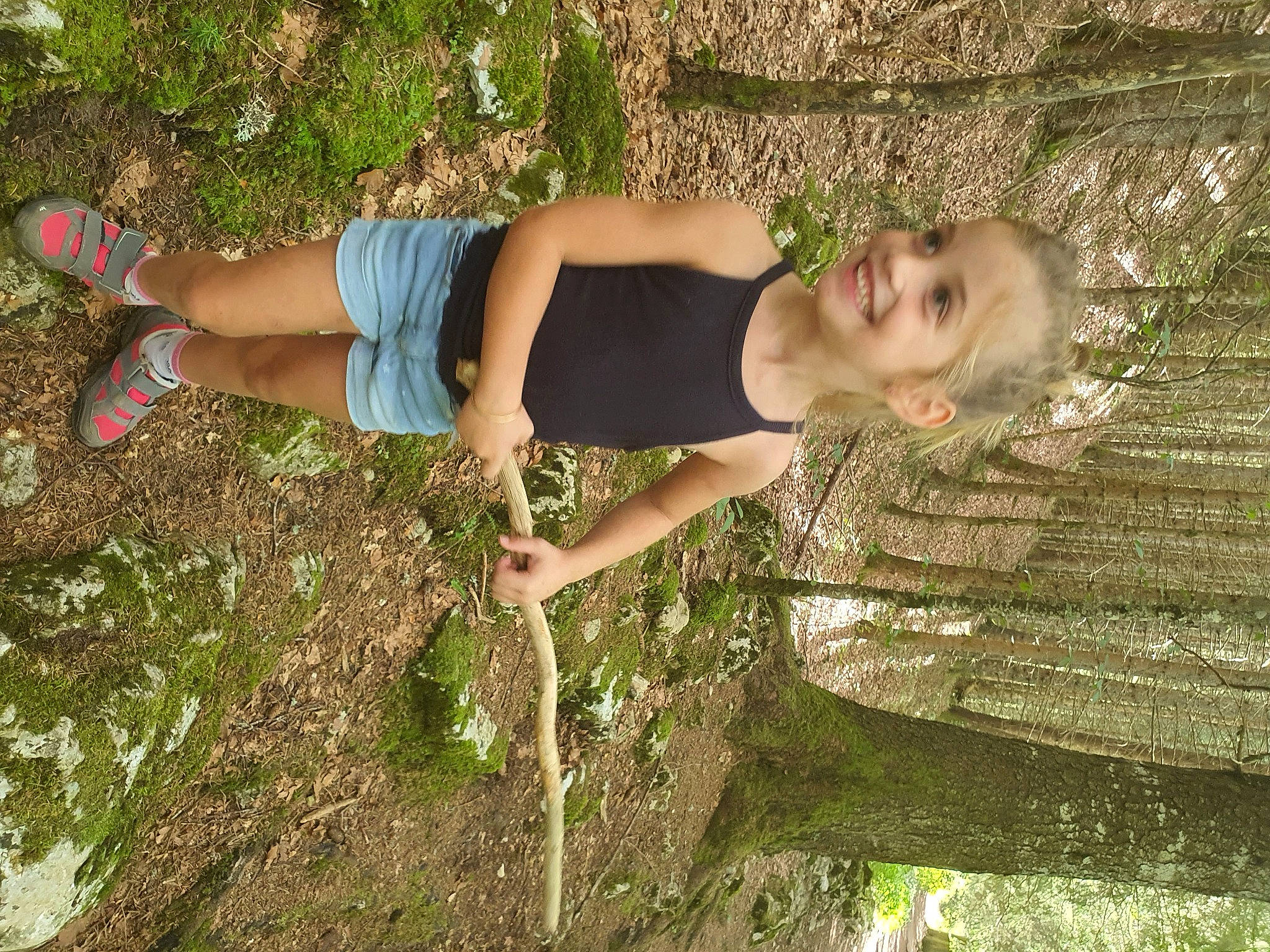 Lorine participe au concours pour gagner de l'argent avec cette photo : joy, leg, person, plant, tree