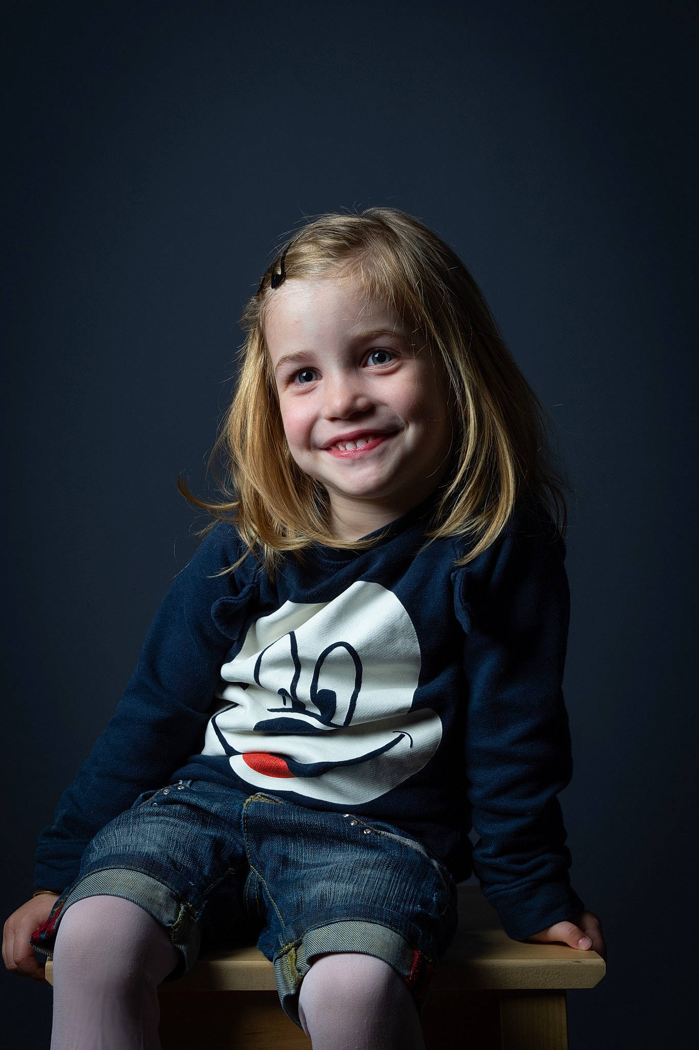 Lorine a rejoint le concours — aidez-le/la à gagner de superbes lots ! blond, cheek, child, child_model, flash_photography, fun, hairstyle, joy, laugh, leg, long_hair, person, photo_shoot, photography, portrait, portrait_photography, sitting, sleeve, smile, standing