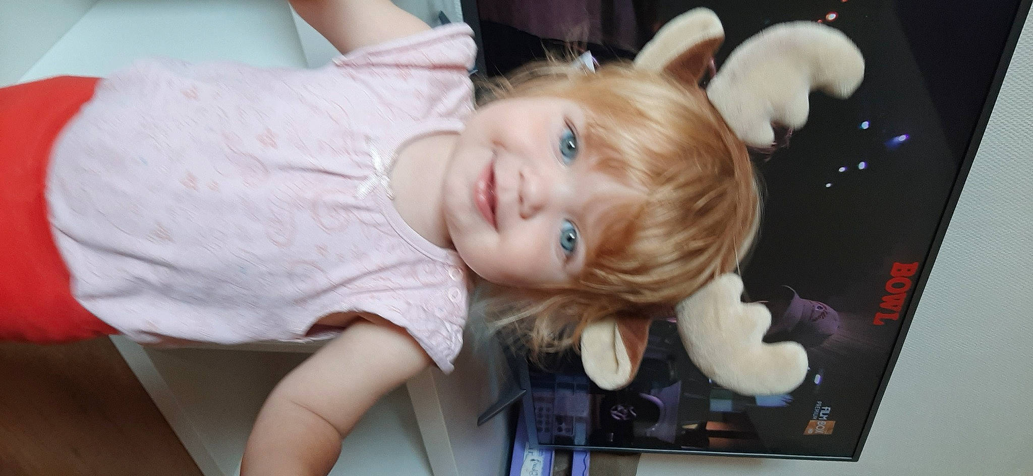 Lilya a rejoint le concours — aidez-le/la à gagner de superbes lots ! audio_equipment, baby, blond, cheek, child, ear, eyelash, fun, fur, hairstyle, happy, home_appliance, iris, joy, kitchen_appliance, person, room, sitting, smile, t_shirt