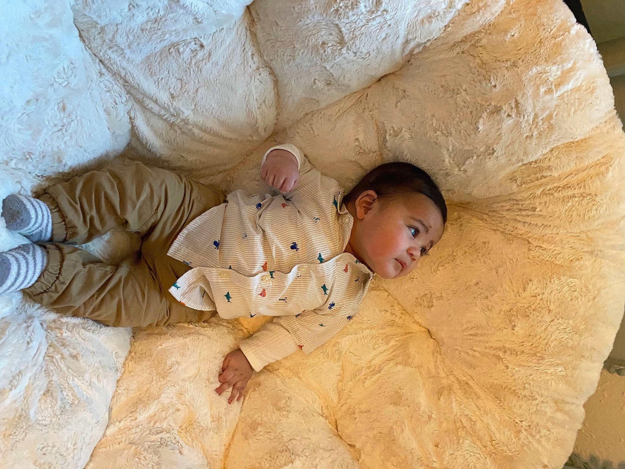 Fernando is registered to the contest to win money with this photo: baby, baby_sleeping, baby_toddler_clothing, bedding, beige, cheek, comfort, couch, eye, face, head, human_body, linens, mammal, nose, person, skin, sleeve, textile, toddler