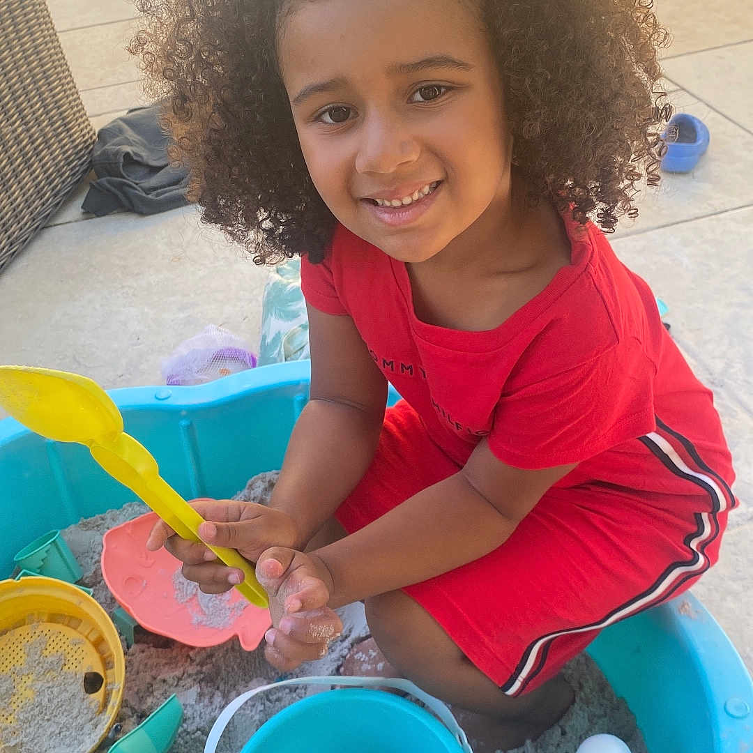 Kélhya a rejoint le concours — aidez-le/la à gagner de superbes lots ! bodypart, bucket, child, cutlery, device, face, female, finger, girl, hand, head, outdoors, person, photography, portrait, shovel, spoon, summer, tape, tool
