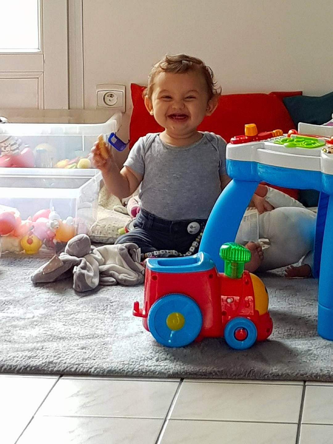Iyad a rejoint le concours — aidez-le/la à gagner de superbes lots ! baby, baby_playing_with_toys, baby_toys, child, person, play, sitting, toddler, toy