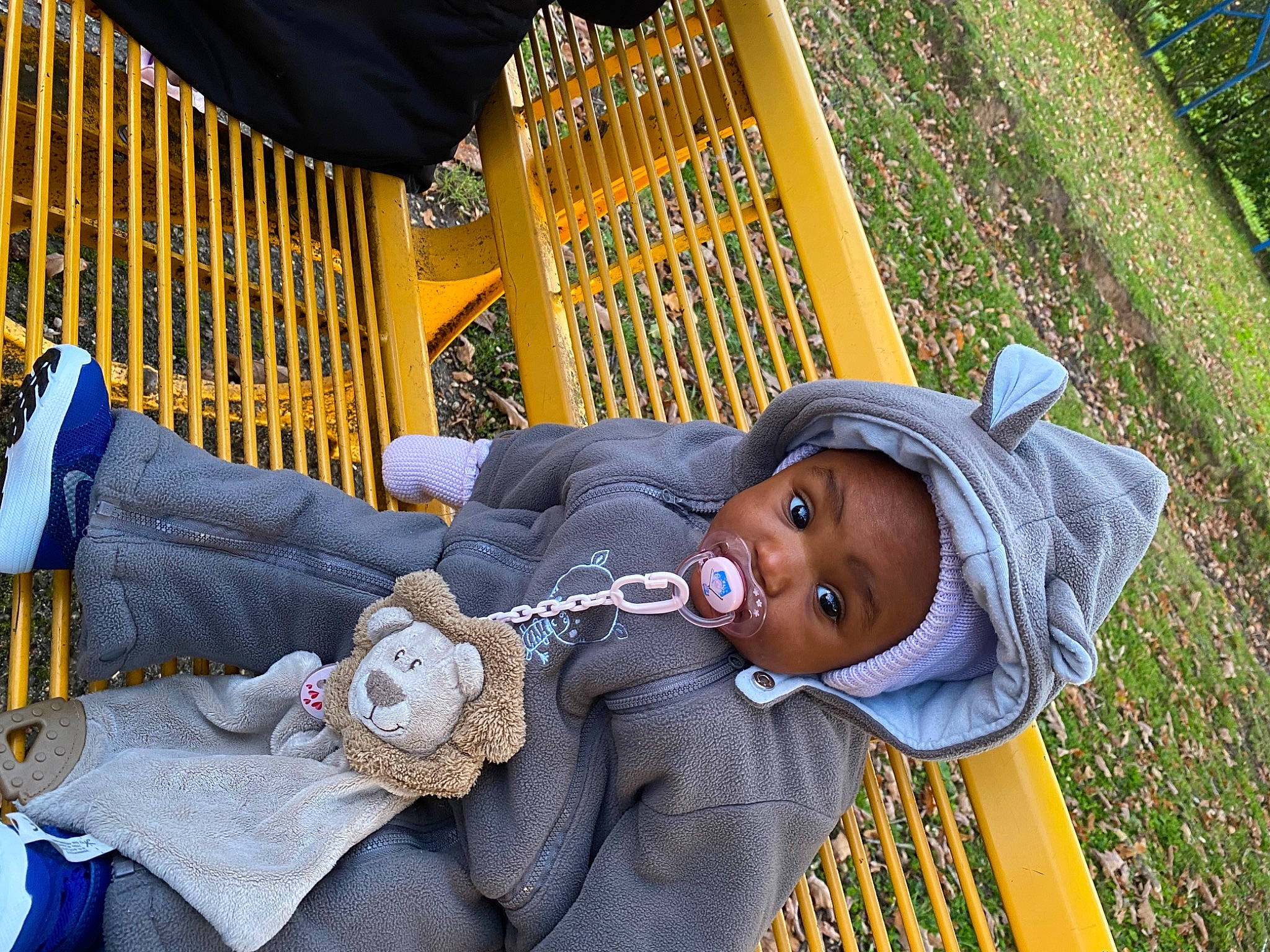 Teyana a rejoint le concours — aidez-le/la à gagner de superbes lots ! baby, baby_products, cap, child, fashion_accessory, fun, grass, happy, hat, leisure, musical_instrument, person, photography, plant, recreation, sitting, sun_hat, toddler, tradition, tree