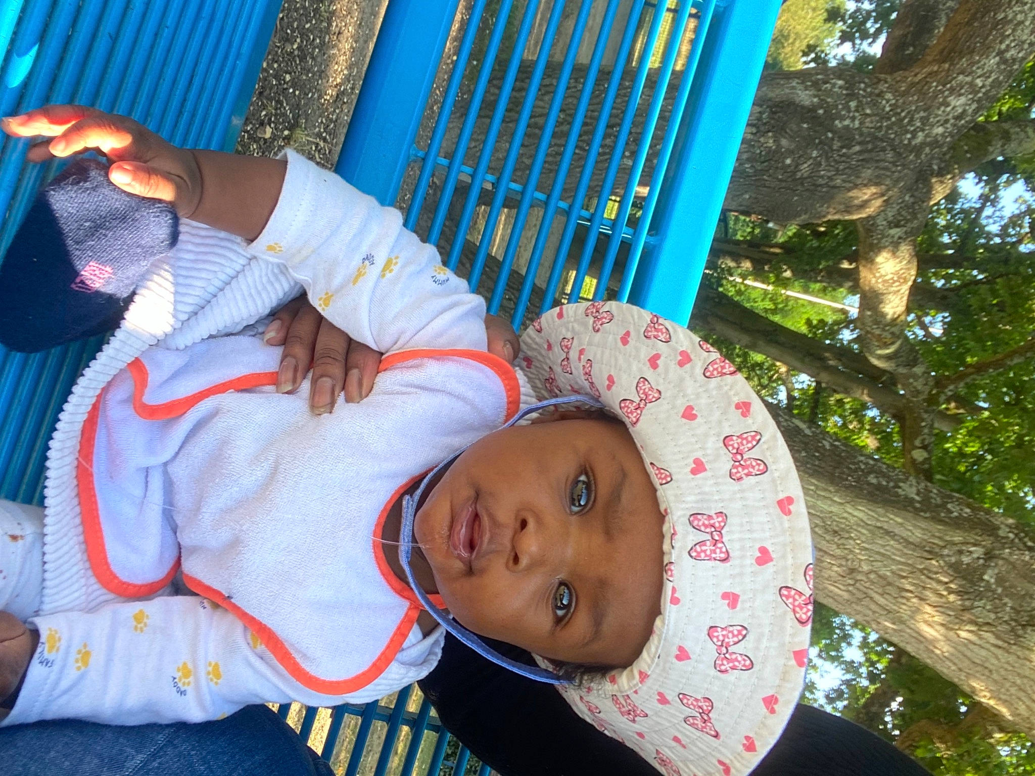 Teyana participe au concours pour gagner de l'argent avec cette photo : baby, baby_products, baby_toddler_clothing, child, comfort, electric_blue, fun, grass, happy, hat, headwear, leaf, leisure, pattern, person, plant, sitting, toddler, tree, vacation
