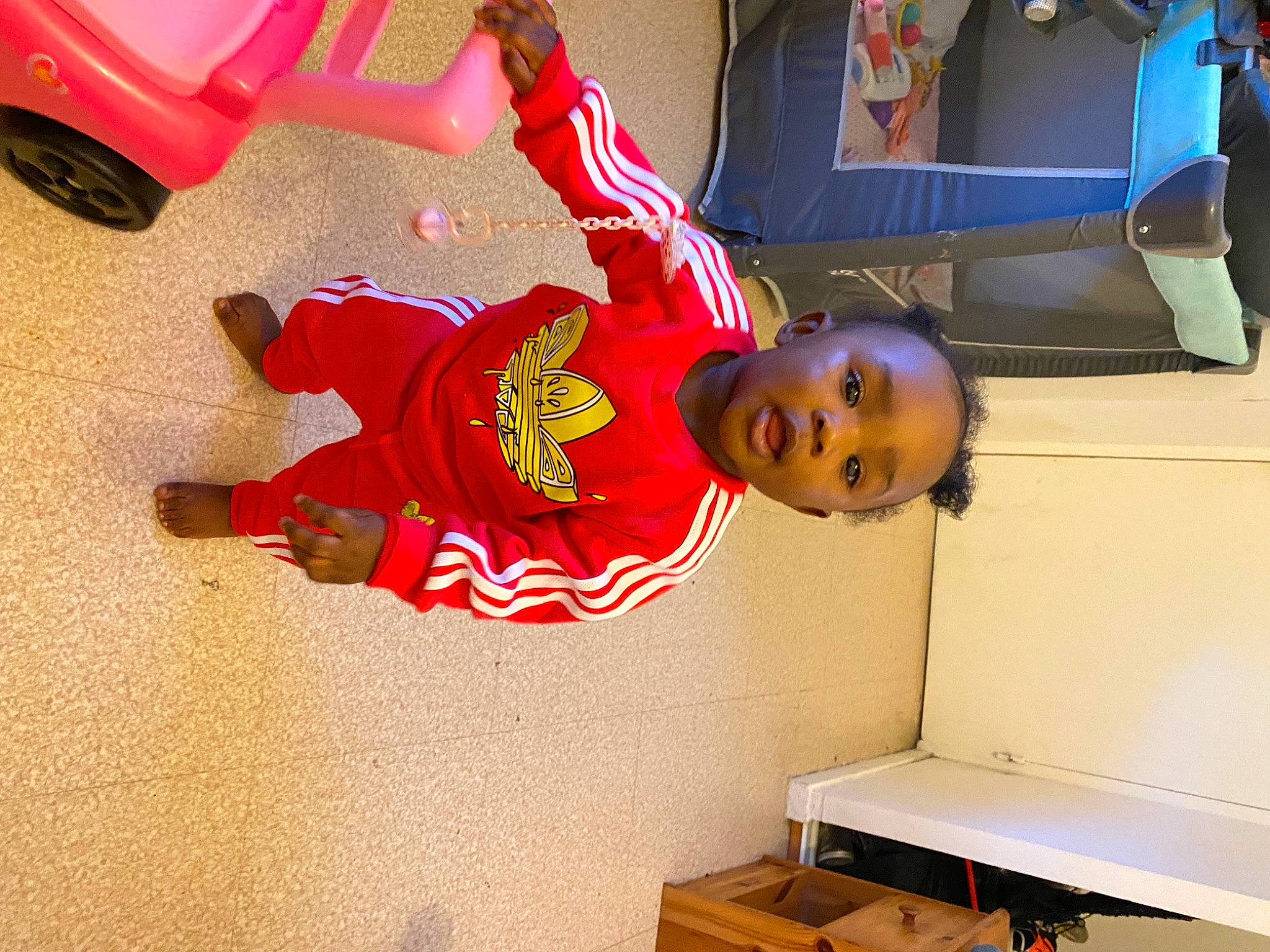 Teyana a rejoint le concours — aidez-le/la à gagner de superbes lots ! carmine, child, fictional_character, flooring, fun, happy, hat, house, leisure, person, plant, play, room, smile, sportswear, t_shirt, tire, toddler, tree