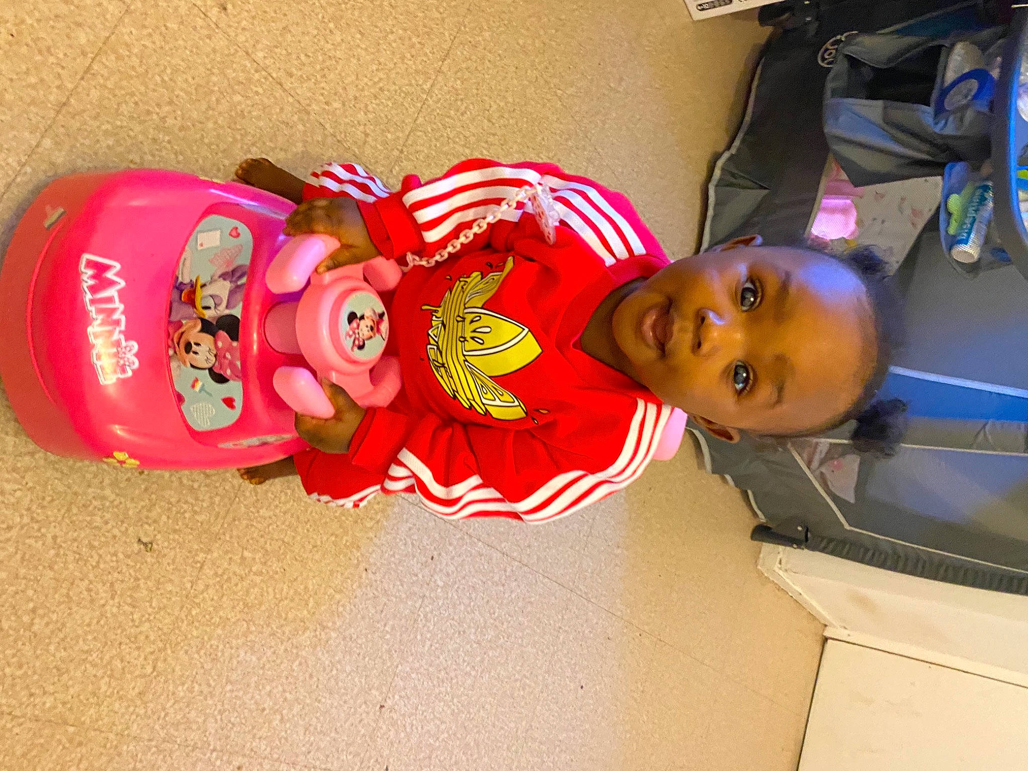 Teyana a rejoint le concours — aidez-le/la à gagner de superbes lots ! aluminum_can, carmine, child, drum, event, fun, hat, headgear, idiophone, mammal, musical_instrument, person, personal_protective_equipment, recreation, smile, toddler