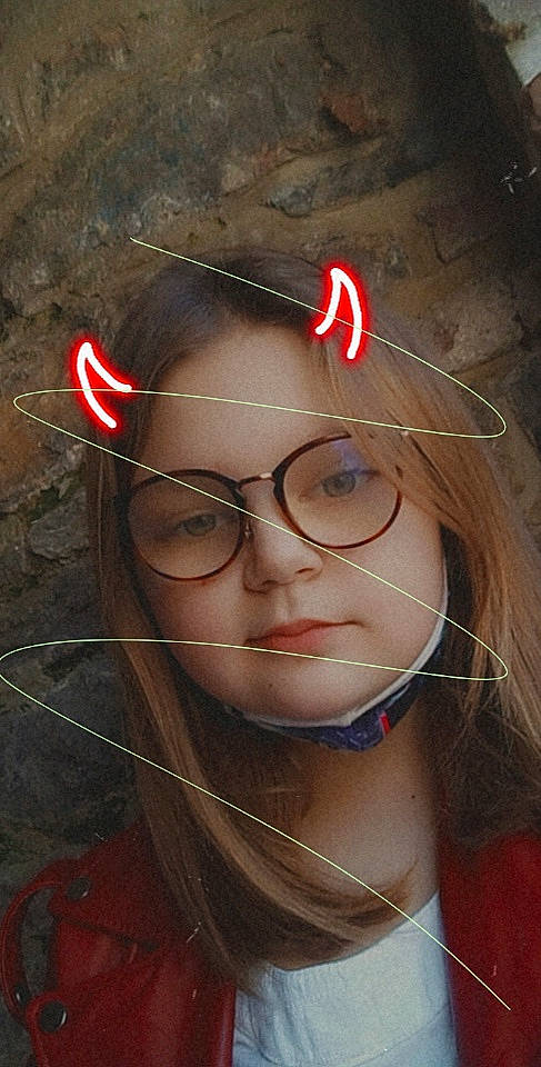 Daphné a rejoint le concours — aidez-le/la à gagner de superbes lots ! chin, eye, eyebrow, eyelash, eyewear, face, flash_photography, forehead, glasses, hair, head, iris, jaw, lip, mouth, neck, nose, person, skin, smile