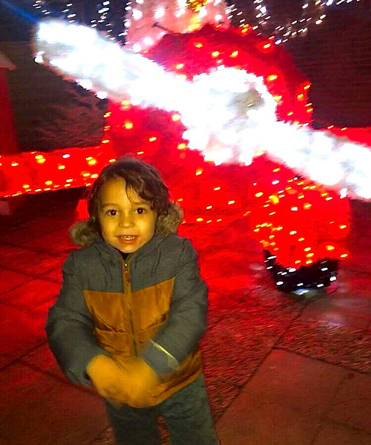 Keydun a rejoint le concours — aidez-le/la à gagner de superbes lots ! darkness, design, entertainment, event, fireworks, flash_photography, fun, happy, heat, holiday, joy, lighting, new_year, night, party_supply, person, plant, recreation, red, smile