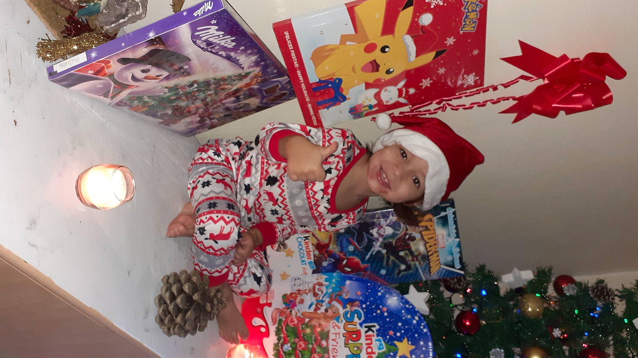 Keydun a rejoint le concours — aidez-le/la à gagner de superbes lots ! art, child, christmas_eve, christmas_ornament, christmas_tree, decoration, event, fun, happy, hat, headwear, holiday, joy, ornament, party_supply, pattern, person, red, room, smile