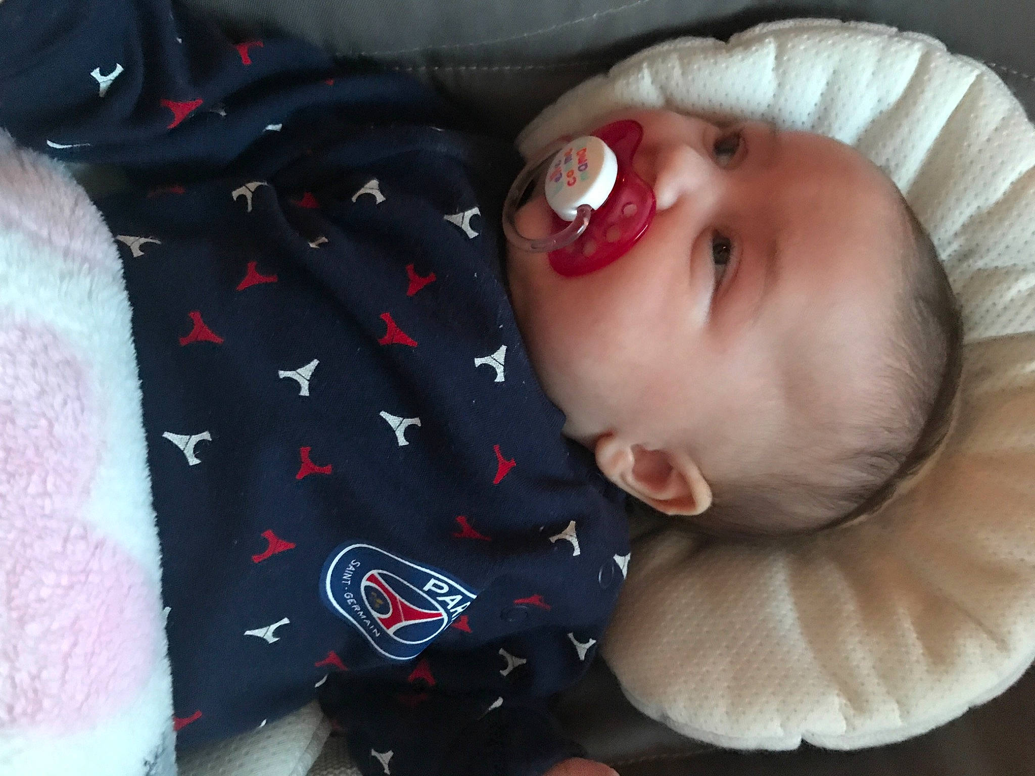 Louna participe au concours pour gagner de l'argent avec cette photo : baby, baby_products, baby_toddler_clothing, carmine, cheek, child, comfort, eye, finger, hand, human_body, lip, mouth, nail, nose, person, skin, sleeve, smile, textile